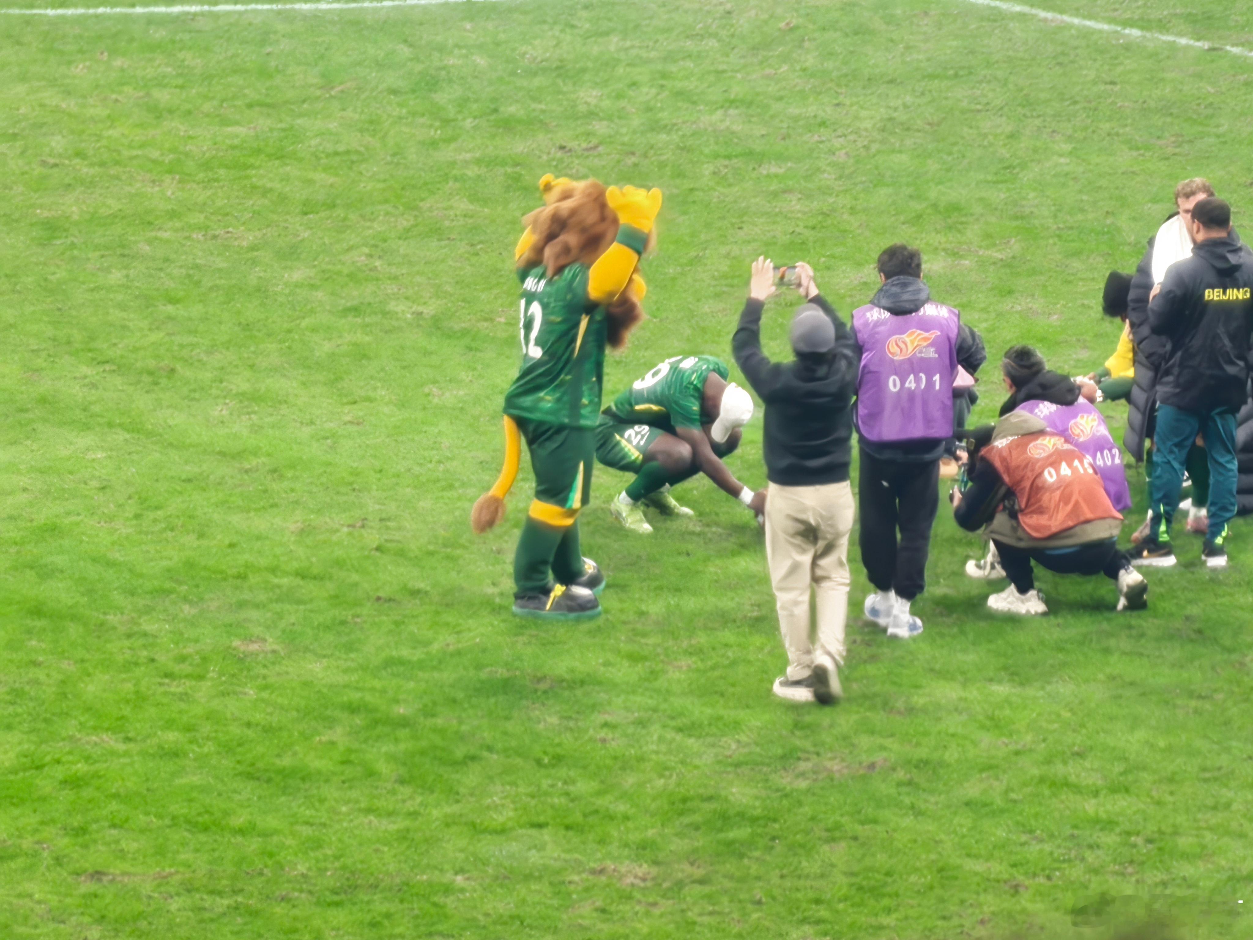 法比奥赛后落泪，他打破了国安队史单赛季联赛进球纪录和单赛季总进球纪录！28球独自