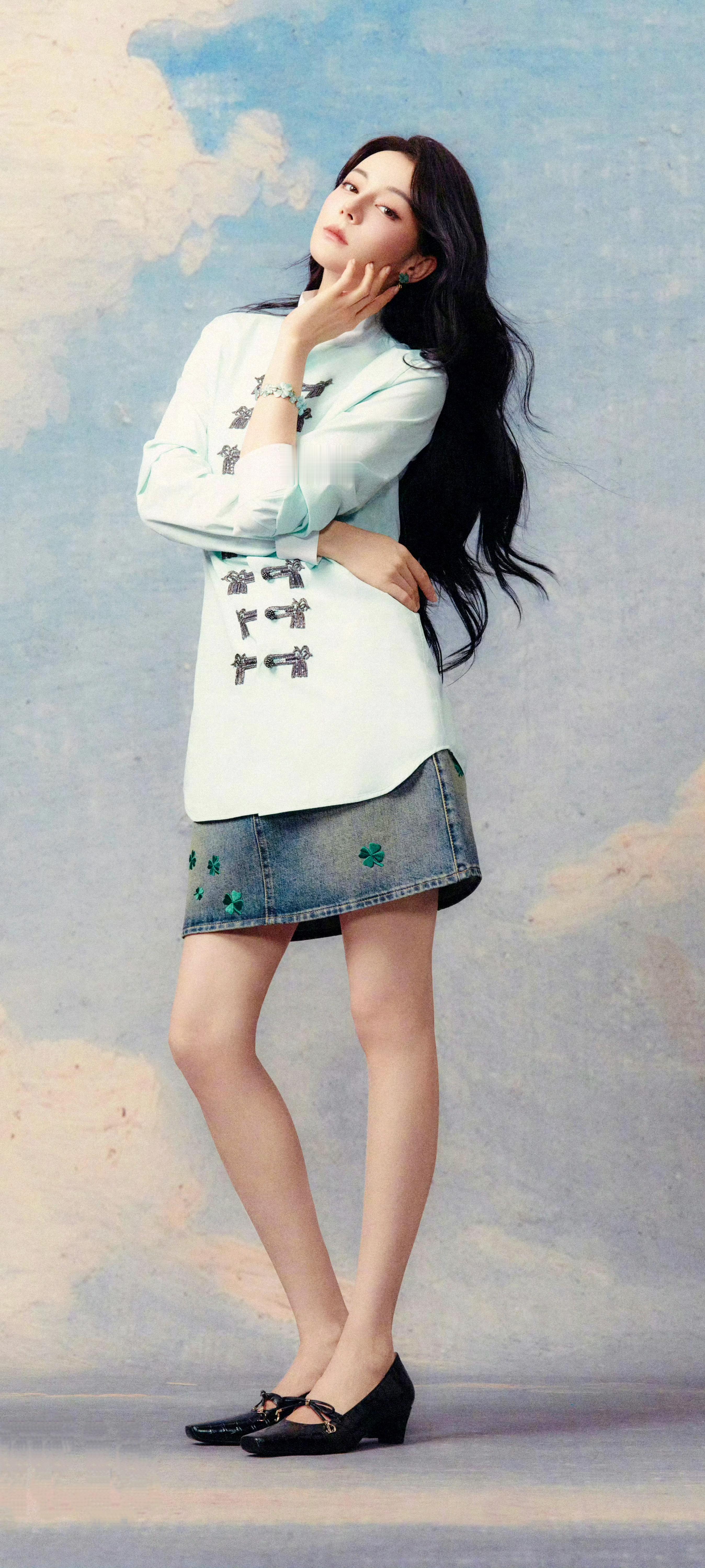 迪丽热巴红秀开年封面迪丽热巴迪丽热巴