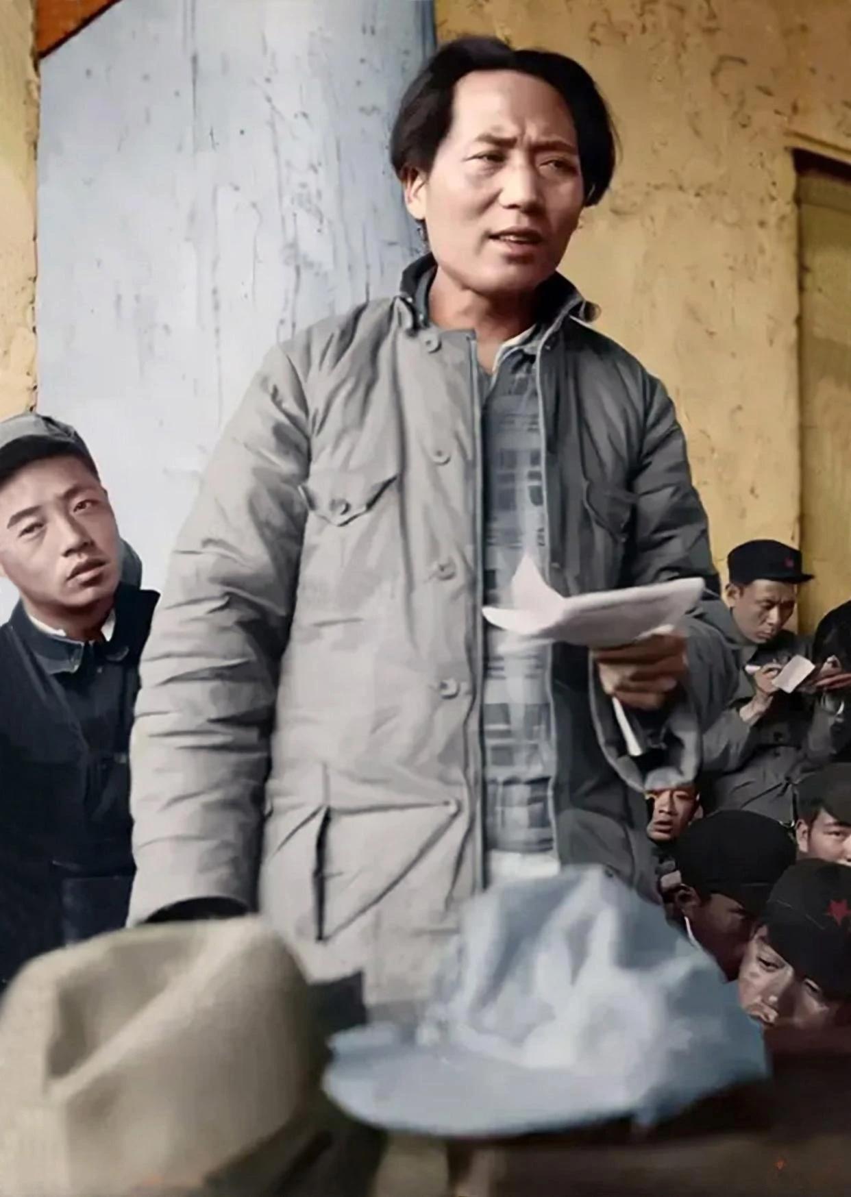 主席的珍贵照片，
拍摄于1936年陕北延安，毛主席当时正在为红军全体指战员做专题
