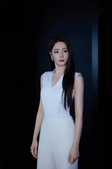 迪丽热巴路虎卫士活动眼尾是白色的这颜值这身材就像电子游戏里的角色啊!