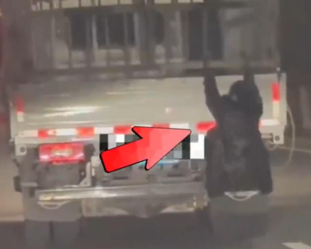 女子的丈夫是货车司机，经常全国各地跑。女子怀疑其有外遇，冒死跟踪！
前不久，新疆