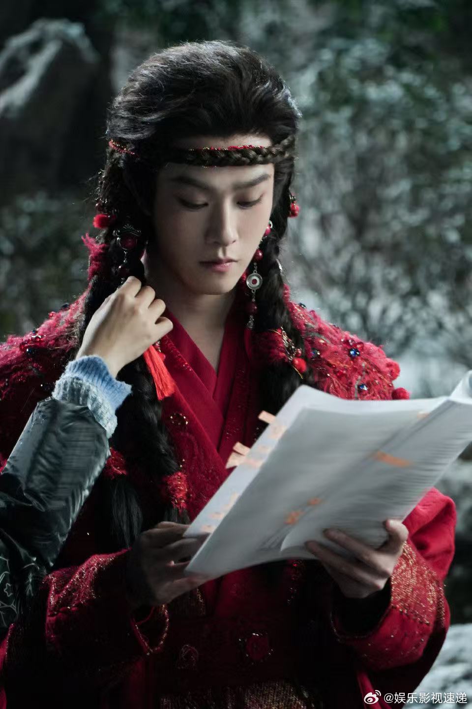 田嘉瑞拒绝出片ooc寄灵 别的演员拍照为了帅，田嘉瑞拍照为了角色。他找摄影师合作