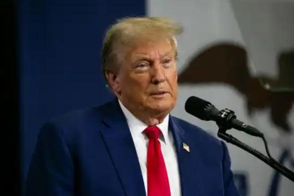 特朗普能从一个真人秀明星摇身一变成为美国总统，靠的就是把政治当成娱乐节目来玩。他