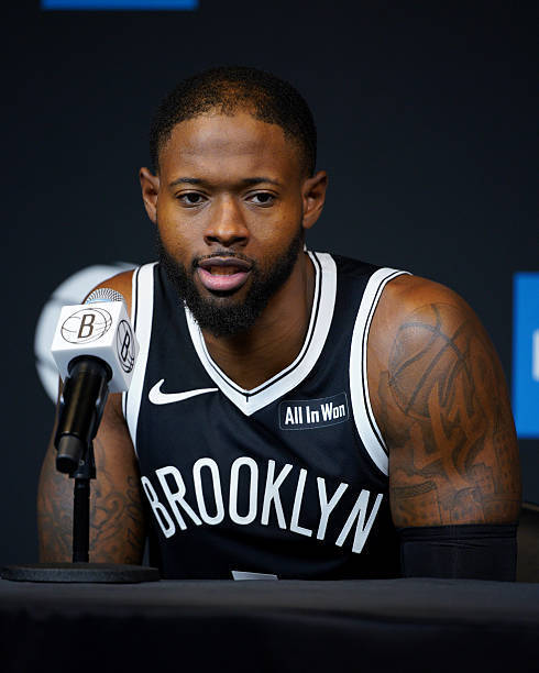 篮网裁掉了海伍德·海史密斯，他成为了自由球员，今年29岁，本赛季因膝盖伤势缺阵至