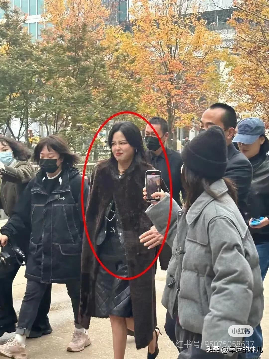 为啥明星就很能抗冻，
你看别人都穿着棉衣羽绒服，
辛芷蕾却光腿穿着凉鞋，
不得不