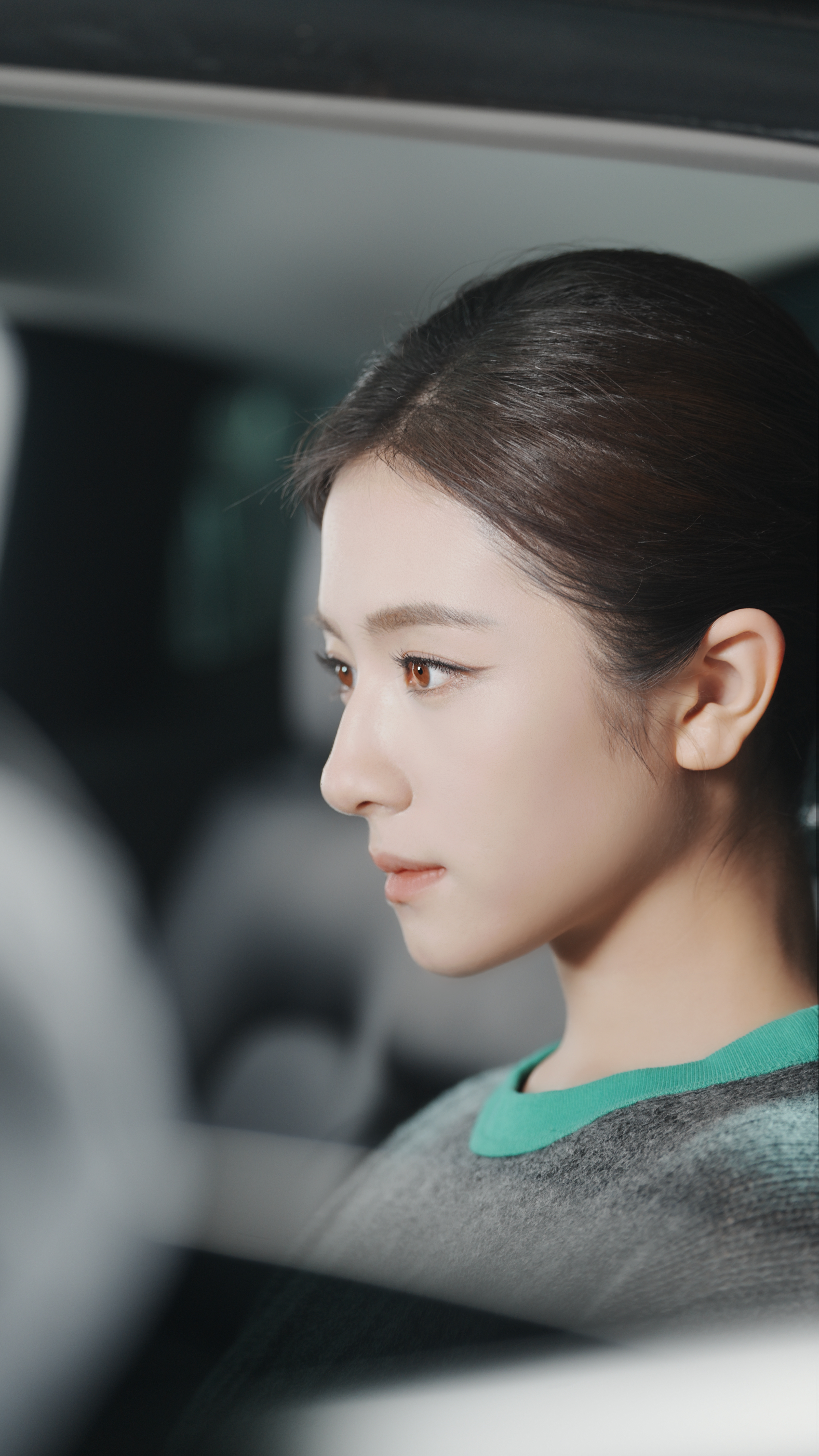 李兰迪官宣Prada彩妆品牌大使，高智感形象还挺贴合普拉达的，什么时候再来个职场