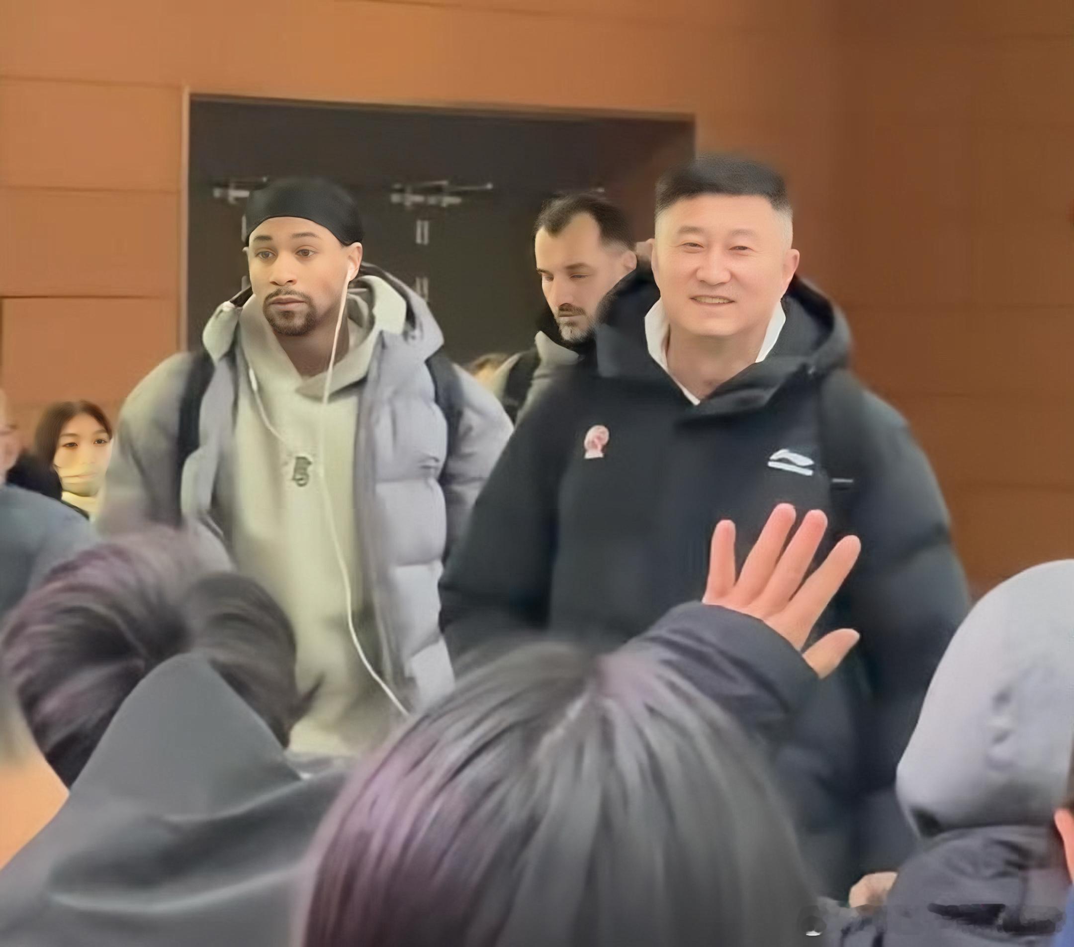 广东宏远男篮今天下午全员抵达了辽宁沈阳，为明天晚上的“CBA春晚”辽粤大战做准备