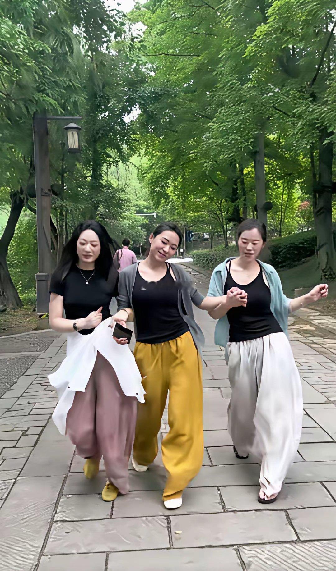 为啥现在很多年轻女人也喜欢穿这样的衣服了，这样的衣服不都是大妈穿的吗？还是现在的