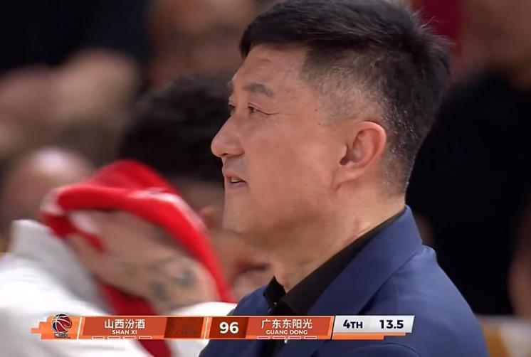 最后时刻广东队比分被山西队逐渐拉大，已经无力回天，此时杜锋表情还是很放松的，甚至