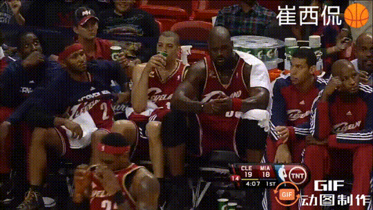 相爱相杀！
詹姆斯扣篮不中，瓦莱乔惨遭韦德隔人暴扣！
从结果来看，闪电侠的迷踪步