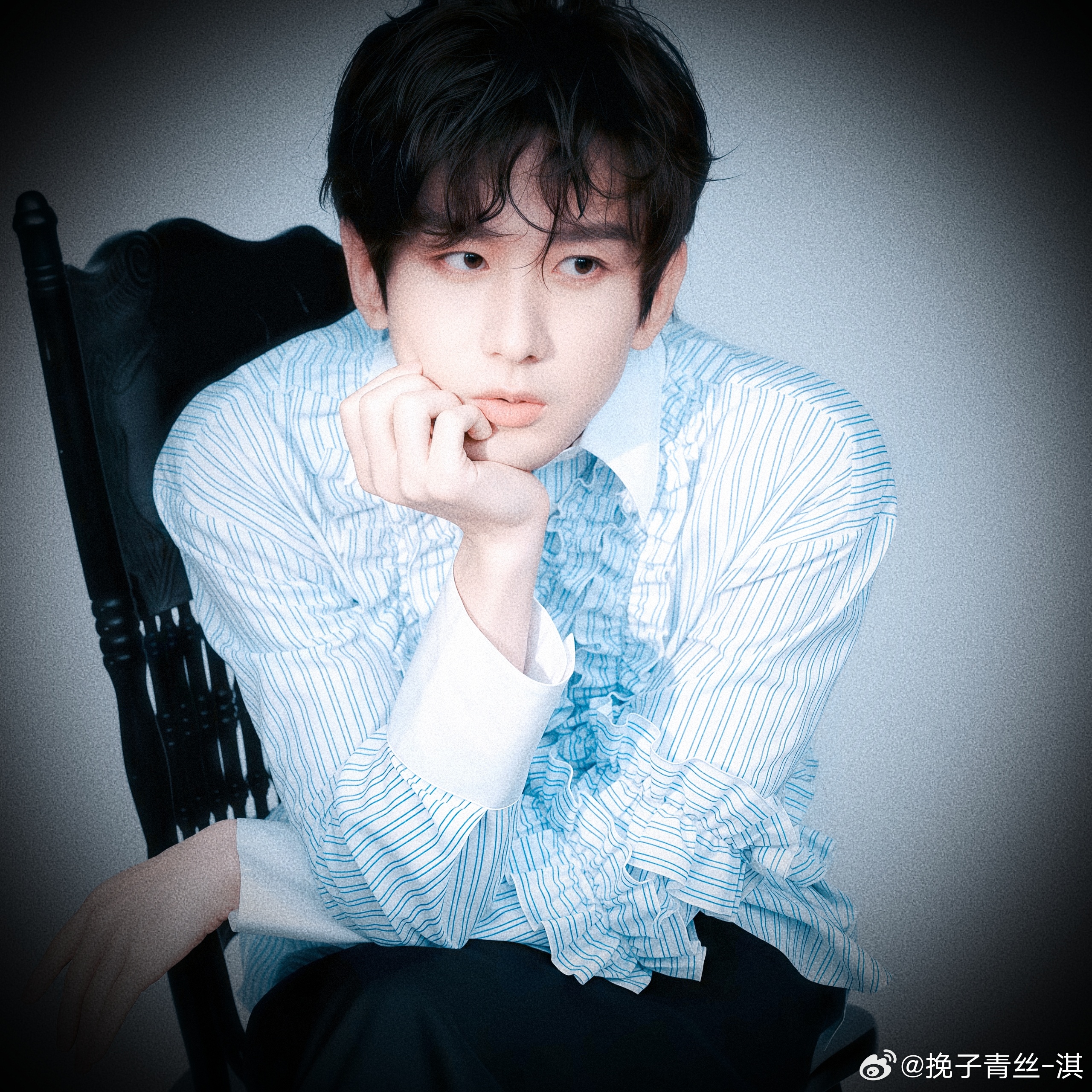 成毅 打戏严父对打戏永远抱着极致较真的态度，一招一式反复打磨，亲身上阵不敷衍，动