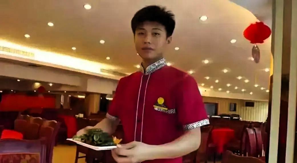 赚大发了!一男孩暑假去一家餐厅打暑假工，月工资1800元，万万没想到，男孩的妈妈