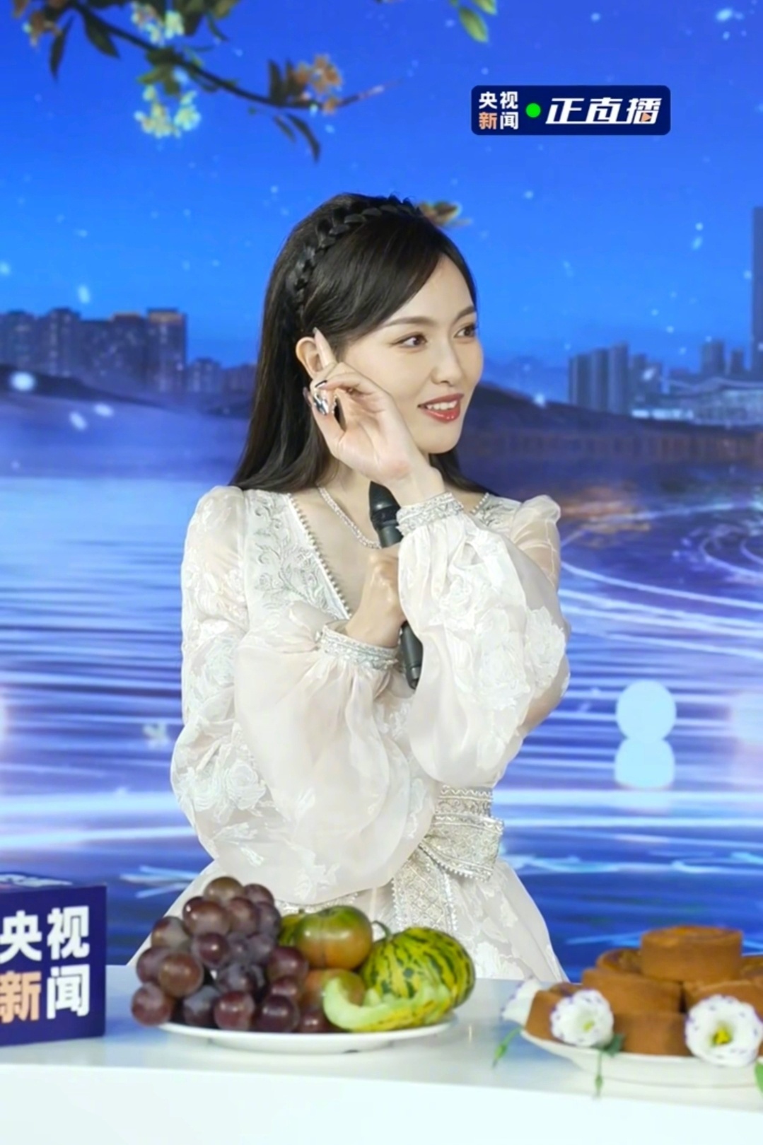 央视直播镜头下的唐嫣 这太美了🤲🏻#唐嫣央视秋晚OOTD寓意花好月圆# ​​