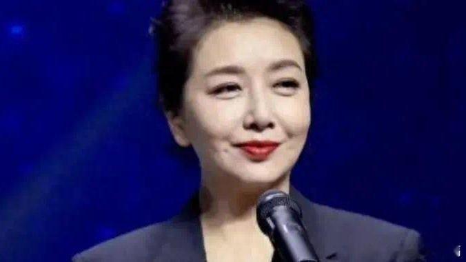 凤凰新闻【57岁江珊现状曝光！身材丰腴满头银发，难怪靳东愿把最好年华给她】编辑丨