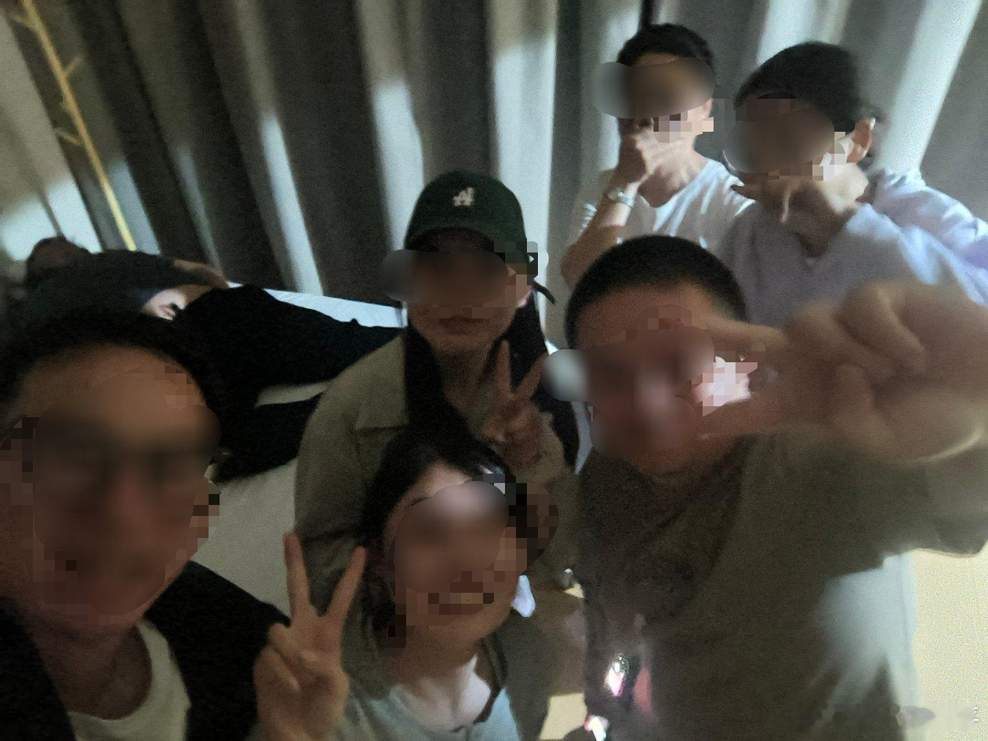 陪客人喝了点酒睡着的某位朋友与忙完发现他房门开着所以组团进来在他的呼噜声下合影的