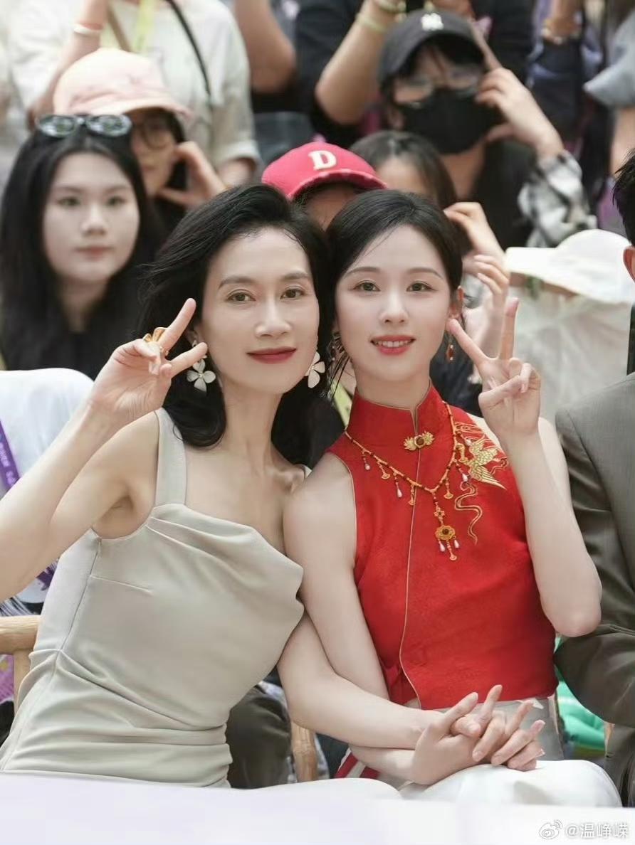 温峥嵘今年才47岁，一直以为她是这季《浪姐》节目里姐姐们最大的，没想到她比李小冉