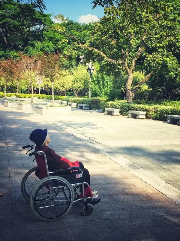 11月11日，官方通报男子殴打93岁老母亲 ：因琐事发生口角后动手殴打。目前，涉