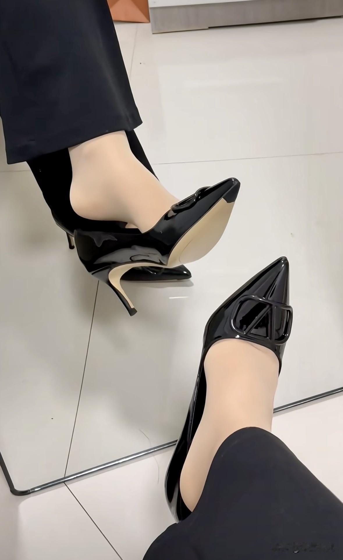 谁懂啊！零下10度的大冷天，我愣是蹬着这双高跟单鞋出门了！

寒风一吹，脚趾头瞬