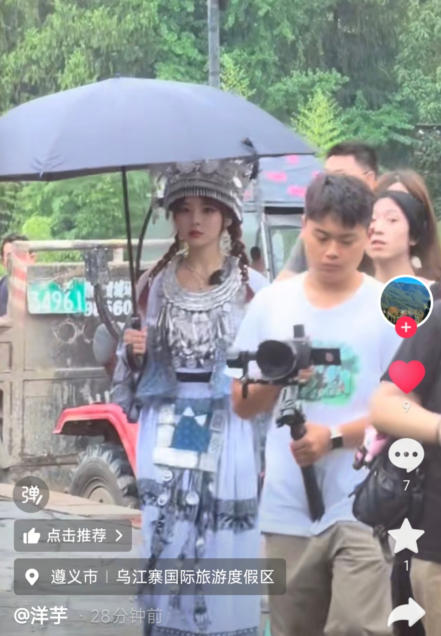 昨天就在想会不会穿民族服饰，这次说是苗族阿妹，也太美了吧！ 