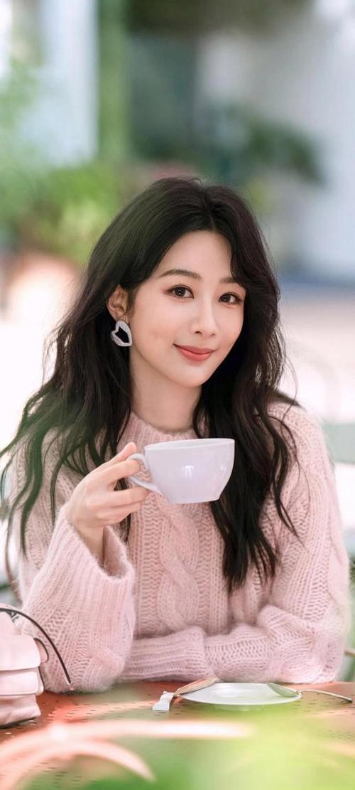 杨紫曾言，爱自己是一场终身浪漫。要接纳不完美的自己，不因瑕疵而自卑；用心呵护身心