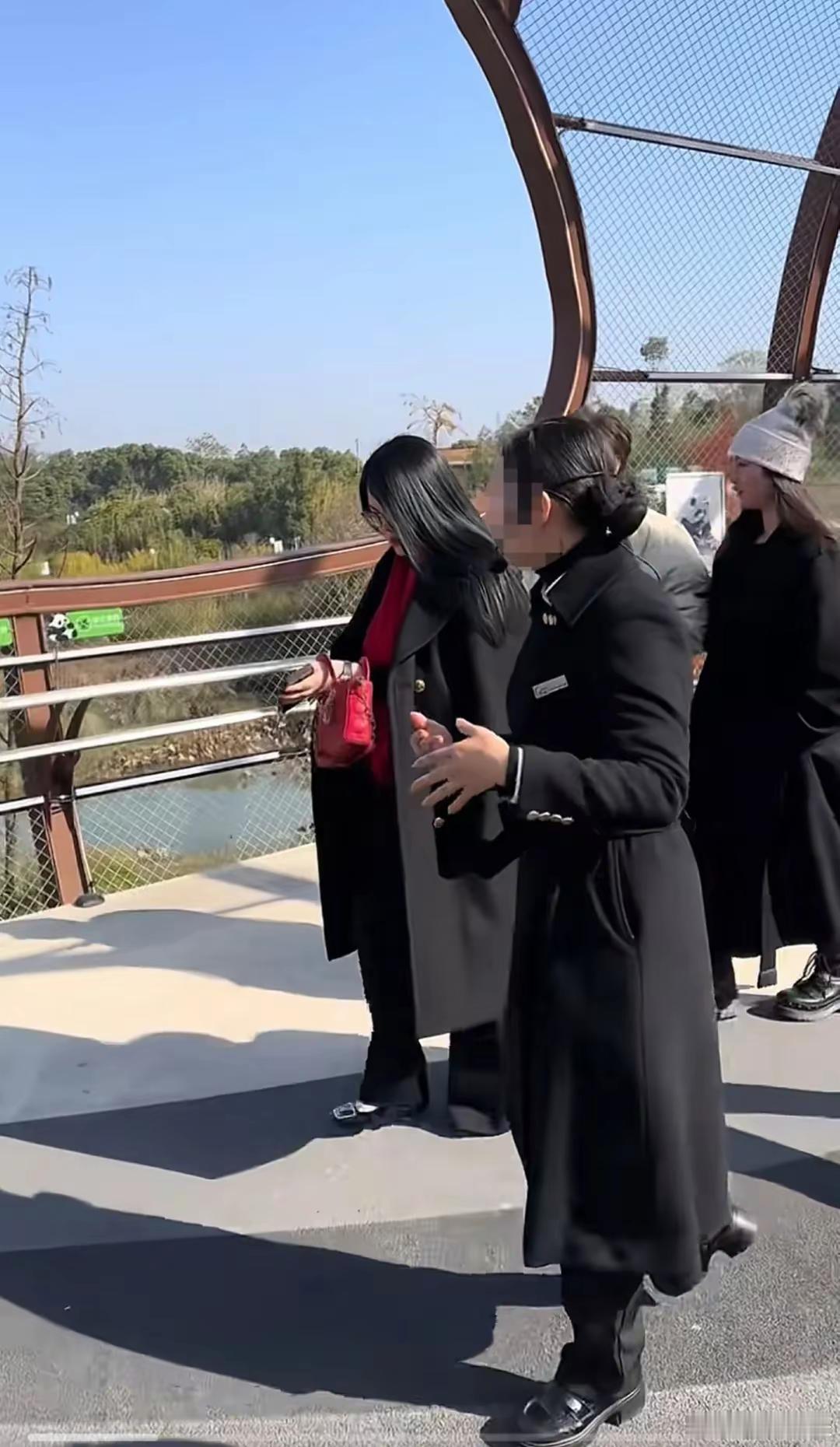 李湘王岳伦带王诗龄出游，李湘披着大衣气场十足，王诗龄挽着爸爸很有爱！ 