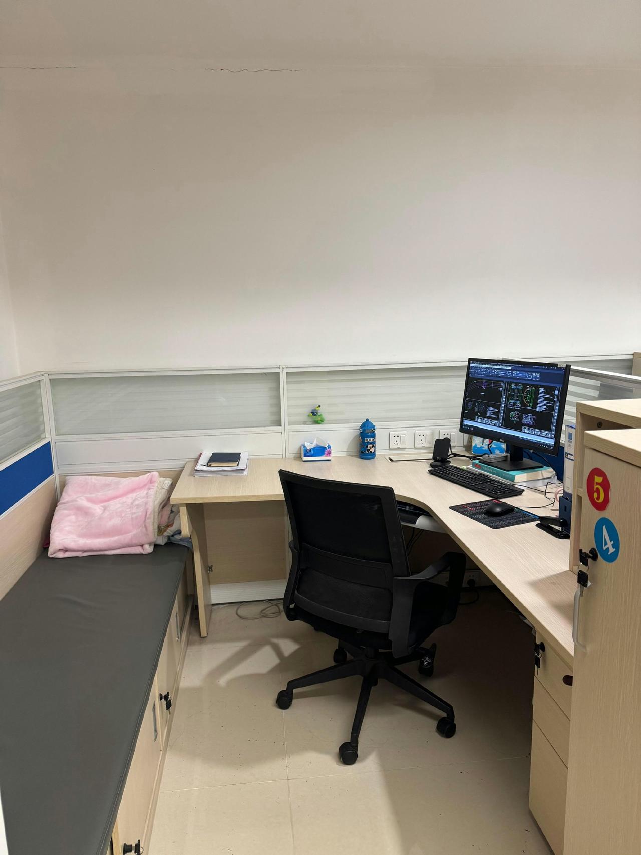 这是不用回家了吗？加班到过年回家？