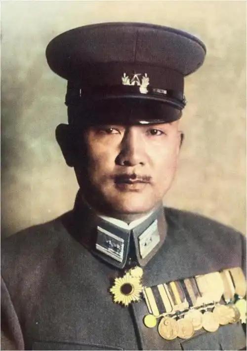 硫磺岛战役中，日军指挥官栗林忠道展现出非凡的军事才能。这位毕业于陆军大学、曾赴哈