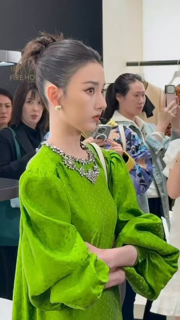 宋祖儿大红大绿宋祖儿好权威的浓颜宋祖儿的脸 女娲炫技不愧是女娲炫技之作，宋祖儿生