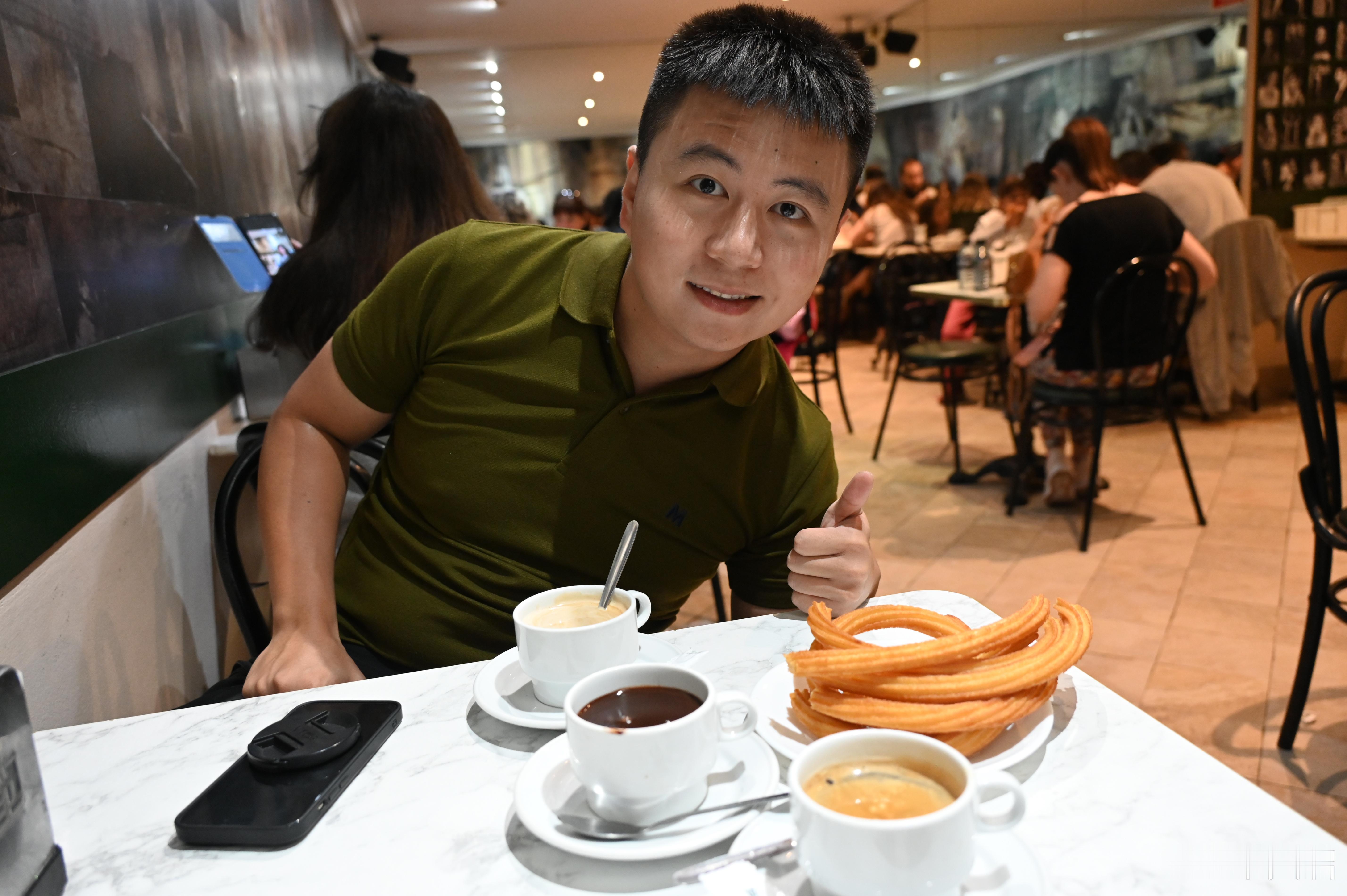 西班牙油条名店味道感觉还不错，我本来不喜欢吃太甜的，这个油条需要蘸巧克力酱，没有