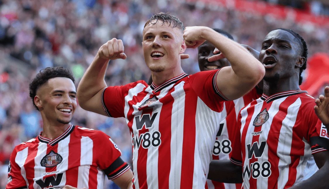 如果将每家英超俱乐部的阵容总转会成本与他们的联赛排名进行对比，纽卡斯尔联、托特纳