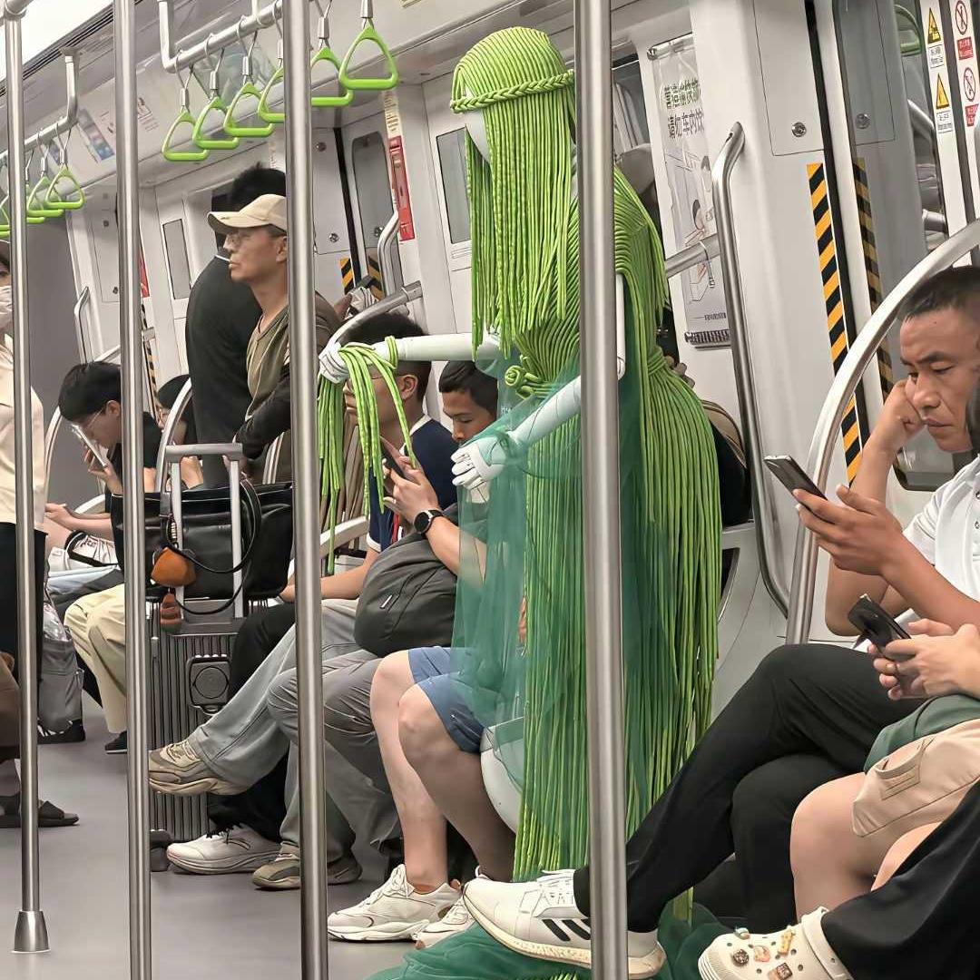 地铁偶遇豌豆侠，当场给我吓一跳！
 
今天坐地铁途中，冷不丁撞见了豌豆侠装扮的人
