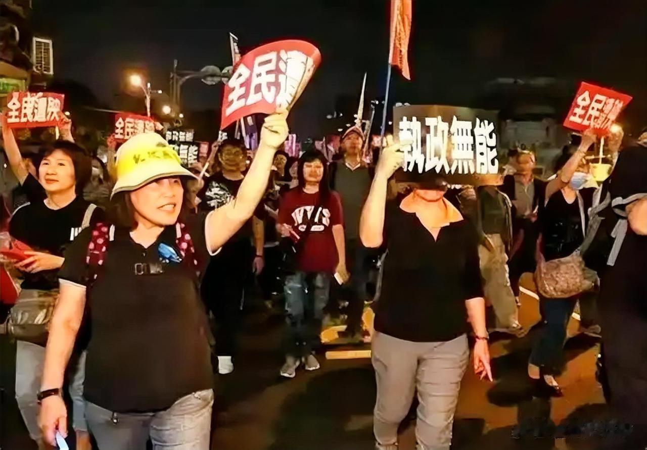 国民党的政治策略是，反对台独，维持现状，既亲美也不仇中。
国民党的这种给自己“留