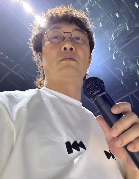 陈奕迅摔倒 陈奕迅在演唱《人神斗》时因表演过度投入，后退过程中不慎踩空舞台台阶，