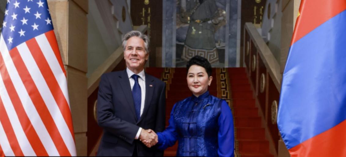 “美国国务卿布林肯在结束为期10天的亚洲之行后访问了蒙古，对与夹在中国和俄罗斯之