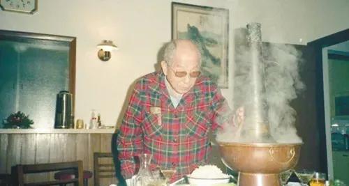 这是90年代，张学良吃“年夜饭”的画面，我们可以看到，照片中的他正在涮火锅，仔细