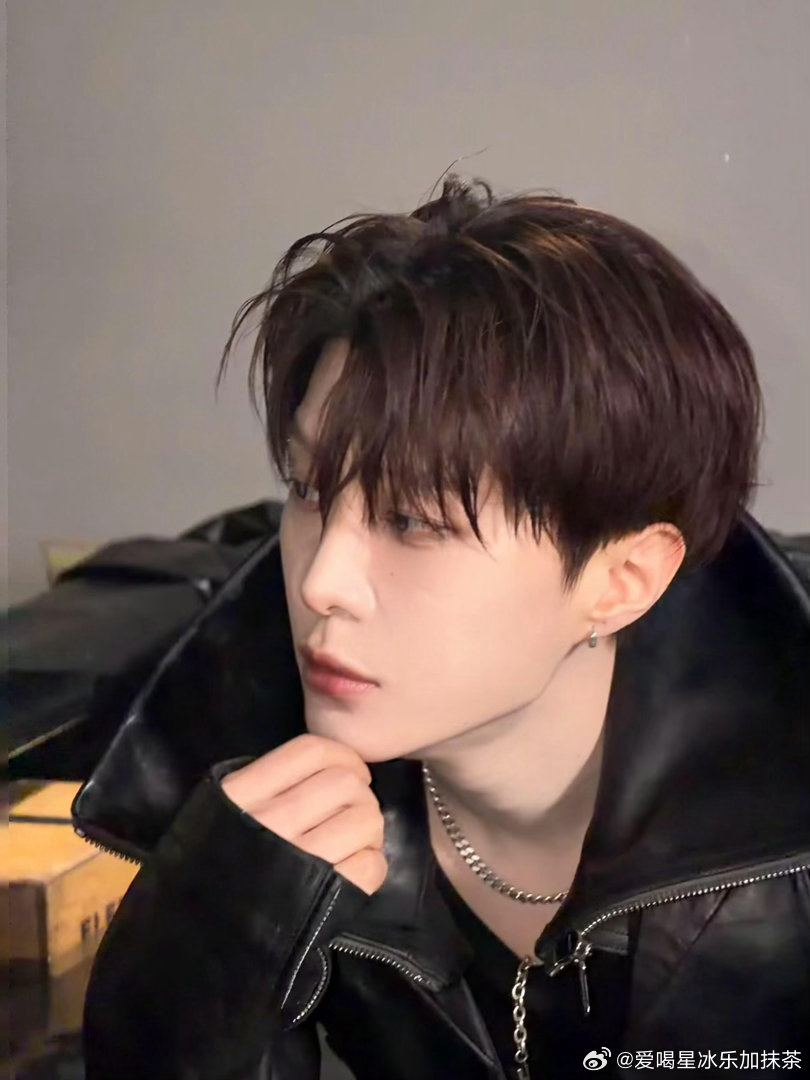 范丞丞  红温大片从昨天卡点发的萌萌饭撒到今天的完全daddy，这个丞丞真的给了