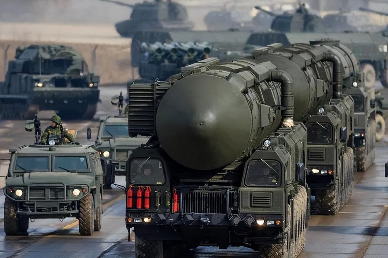 美国常年稳居全球军力排行榜首位，军费投入常年碾压其他国家，海陆空装备顶配齐全，实