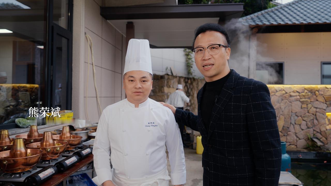 闽商大佬过年聚餐，一桌人三辆尊界，这样的含尊量真的超标了！
2026年春节，大家