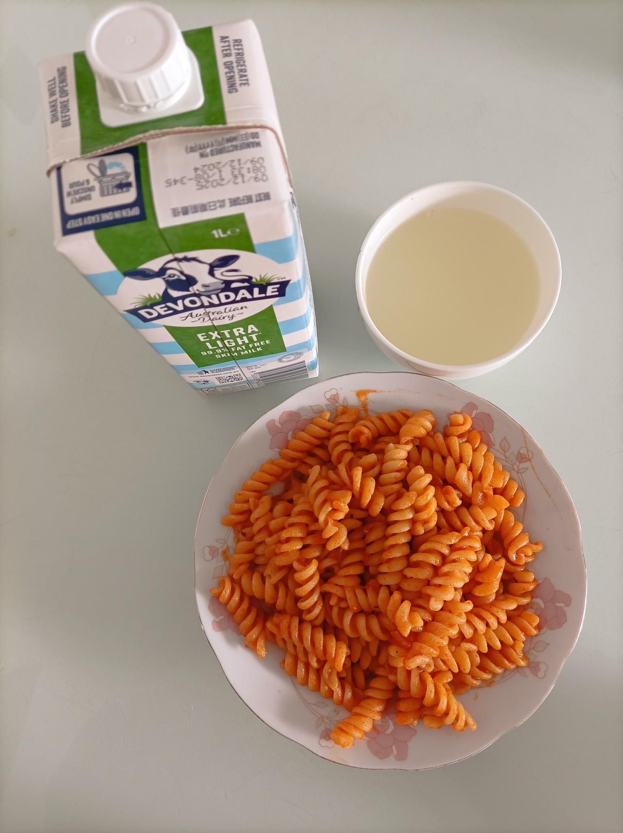 (7)今日周日，儿媳妇在家，我们二老吃过早餐了，她起来了说想吃前几天买的意面螺丝