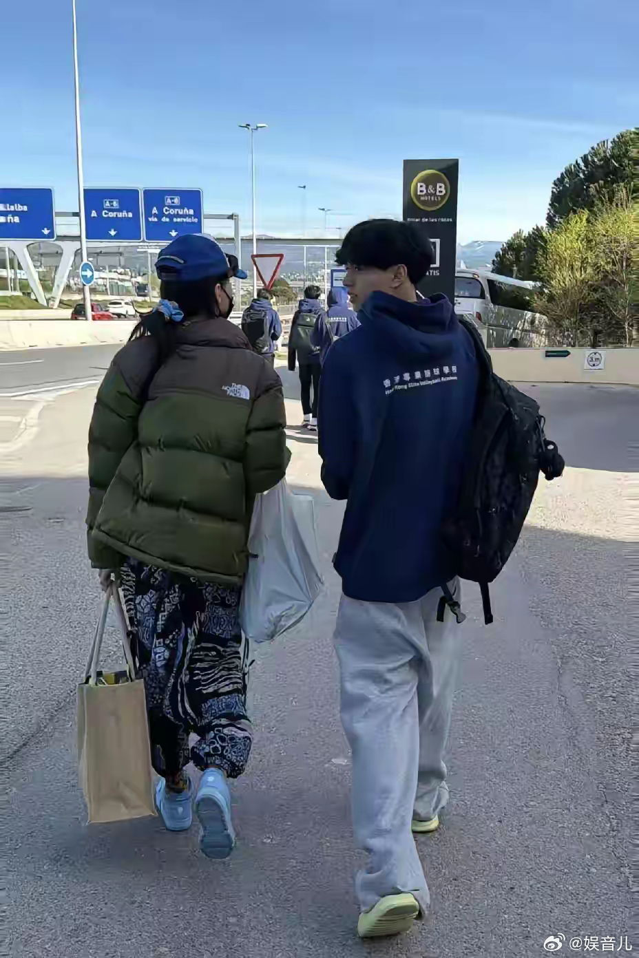 别信什么完美基因。张柏芝儿子18岁这组照片，真正可怕的不是脸。是他走路时那个肩膀