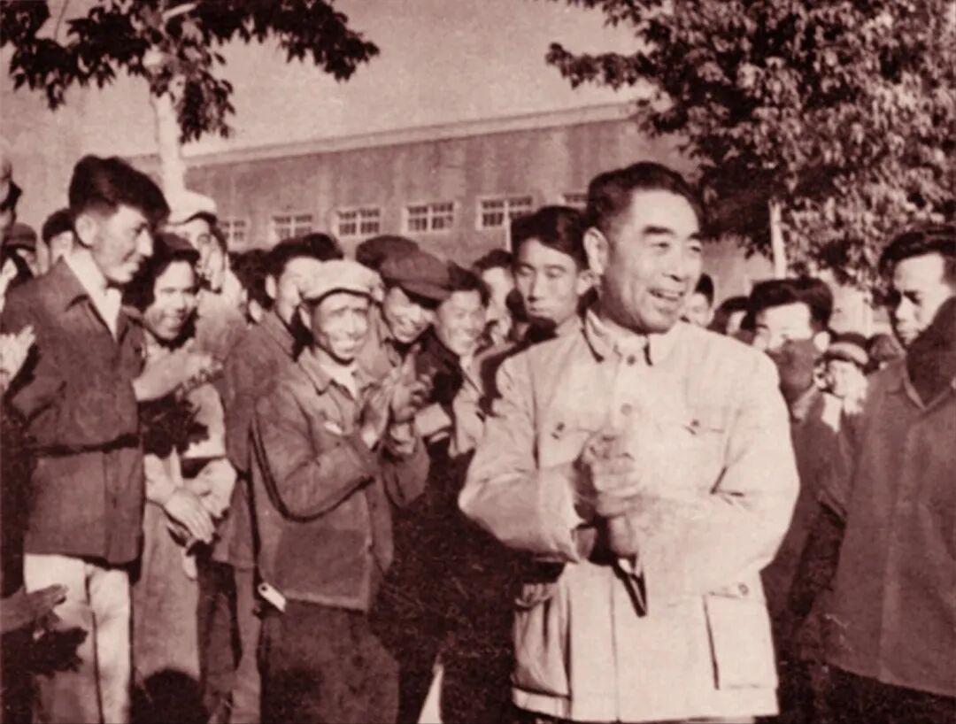 1962年6月，周恩来视察东北轻合金加工厂时，受到工人们的热情欢迎
