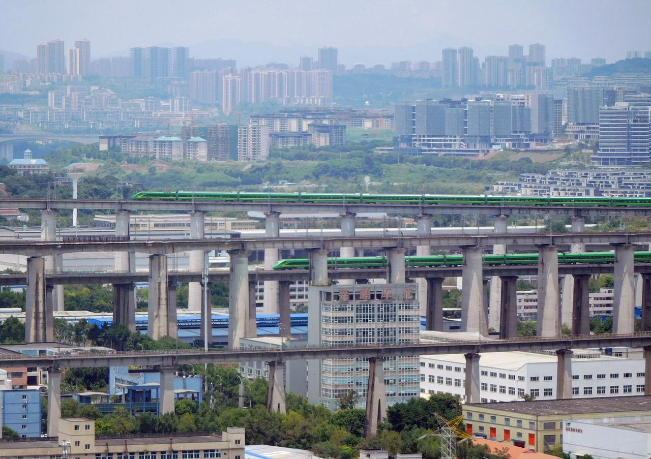 两趟动力集中式动车组CR200J（铁路部门说的绿巨人复兴号）同时出现在井口铁路立