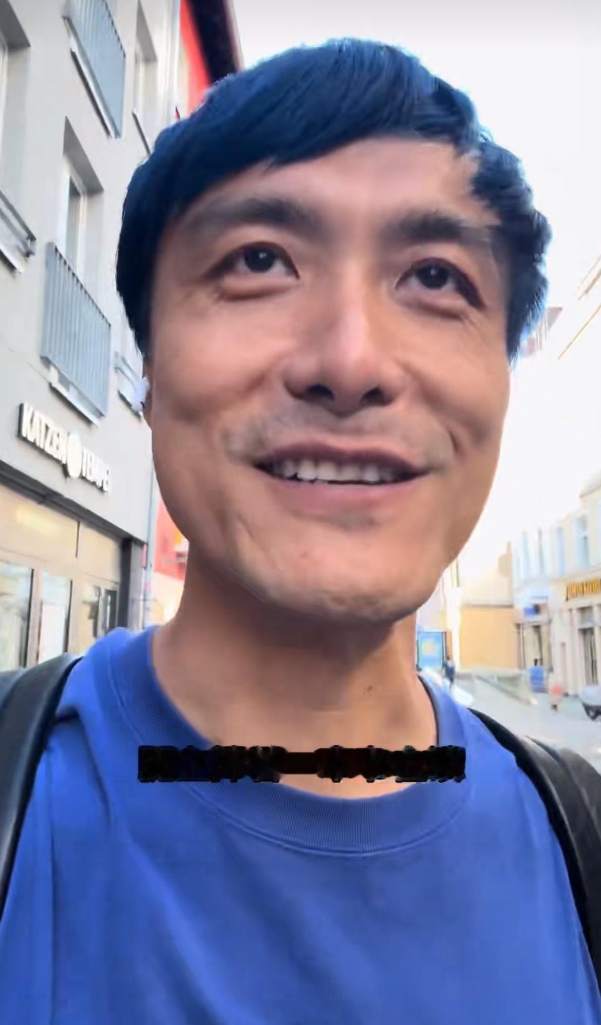 自称导演的男子，在德国路边看到一个乞丐坐在路边看书，觉得非常感动，连乞丐都如此体