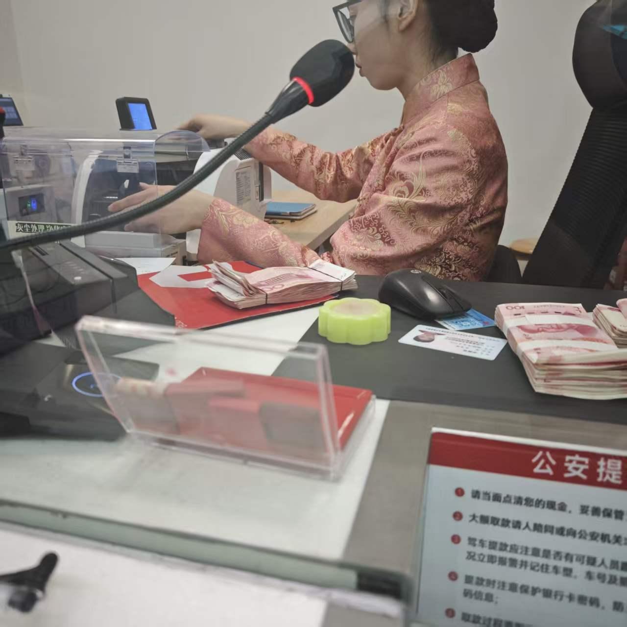 孩子压岁钱千万不要存到存钱罐里！！！
存的时候很开心，取得时候很悲催。今年孩子领