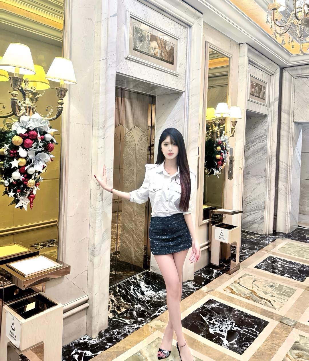 优雅酒店大堂，圣诞装饰，时尚穿搭