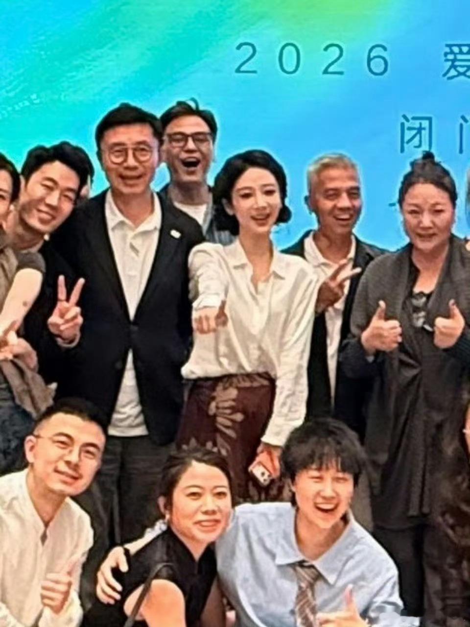 爱奇艺白玉兰答谢晚宴大合影爱奇艺白玉兰之夜答谢晚宴合影来了爱奇艺白玉兰之夜答谢晚