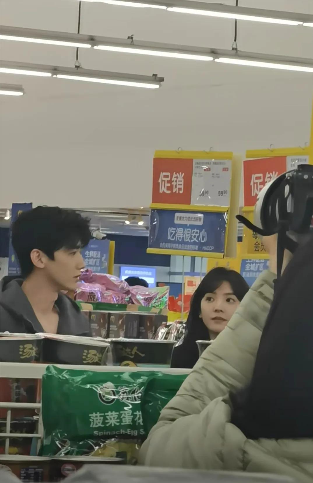 重庆南岸区麦德龙偶遇《难哄》剧组，看到了白敬亭和章若楠在一起拍戏，两个人看着好搭