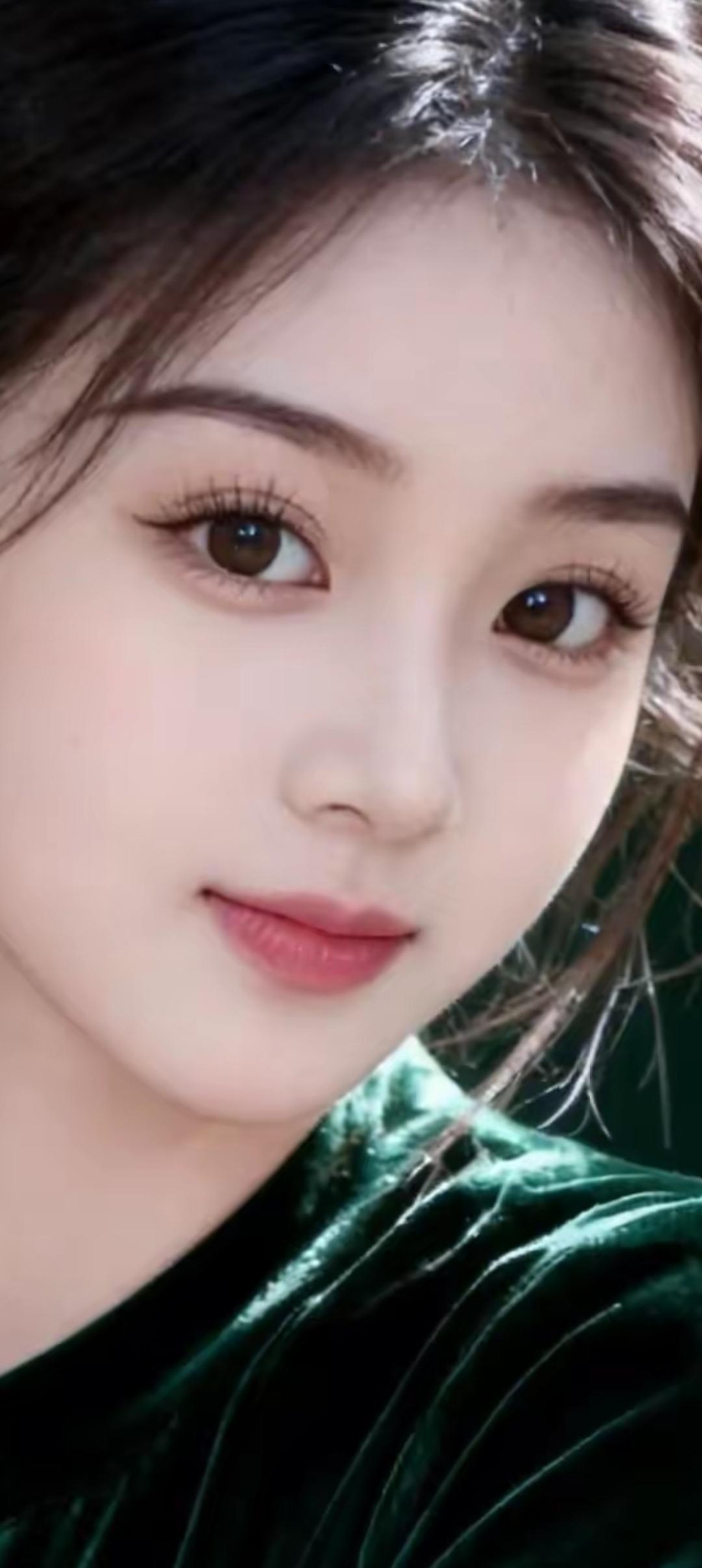 温柔眼波流转，绿衣少女如画