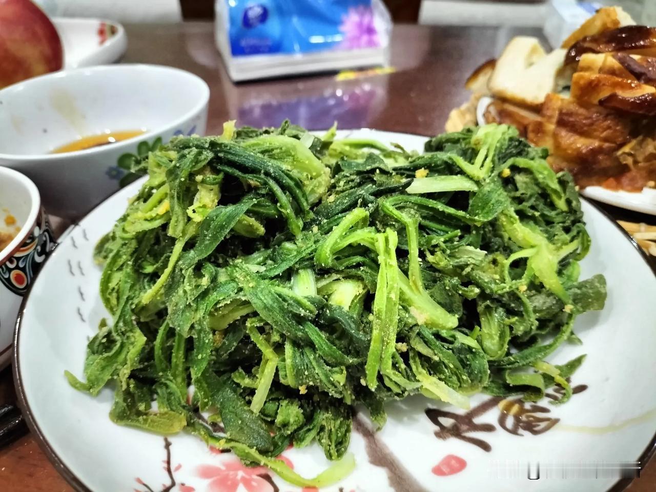 晚饭清淡，蒸拿够沾蒜泥有滋有味！

昨天买的面条菜，领导今天晚上做蒸拿够吃。

