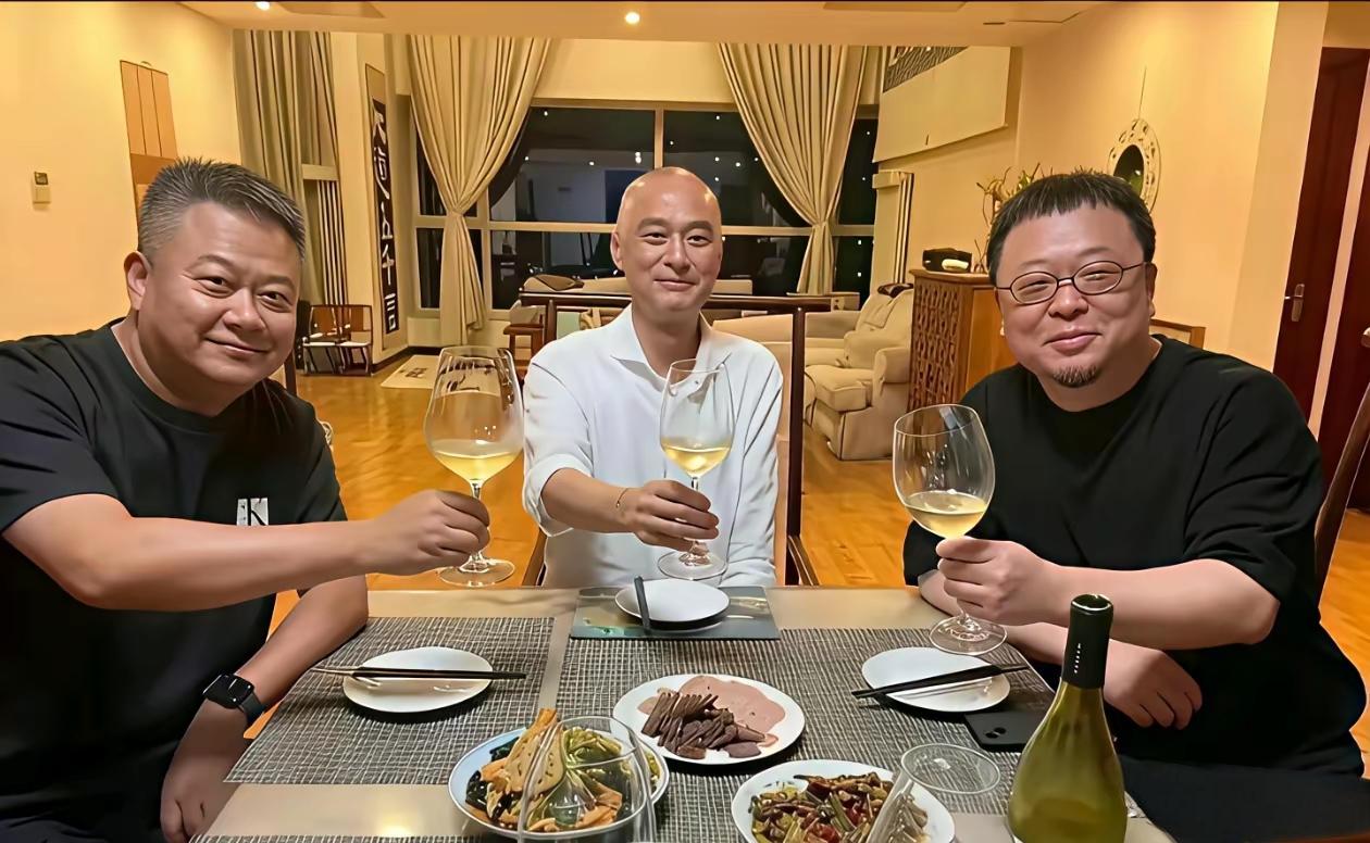 这三个男人竟然攒到了一起。
要说当今最著名的诗人，那莫过于冯唐。春风十里不如你！
